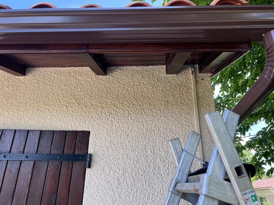 Gouttière et descente en zinc posées sur une maison