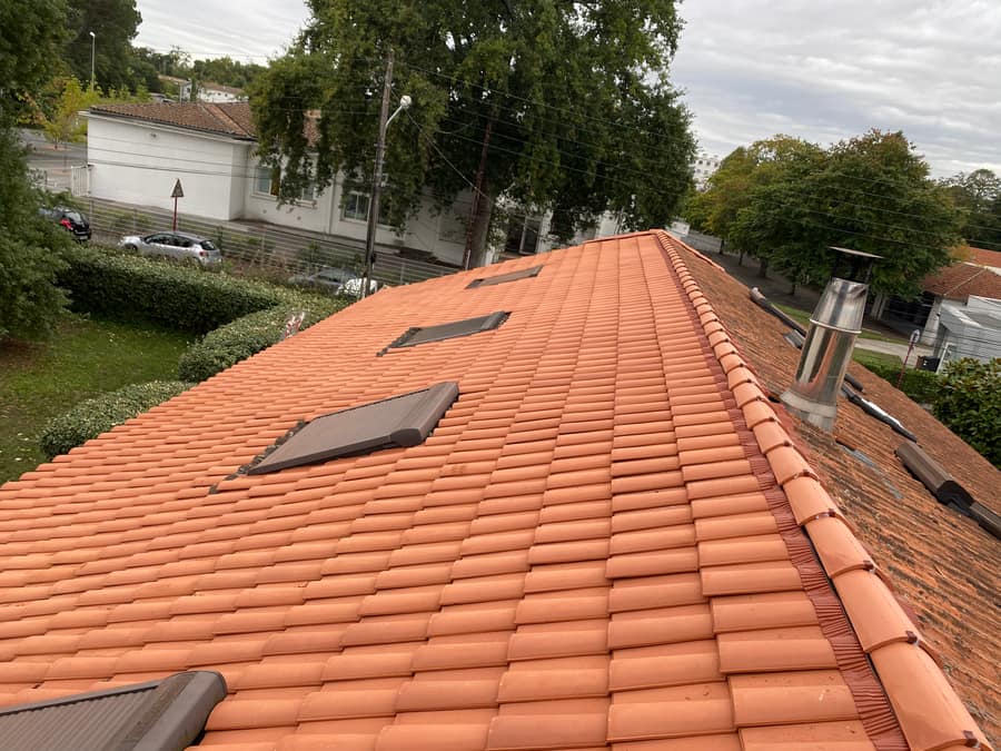 Toiture terminée en tuiles neuves avec fenêtres de toit